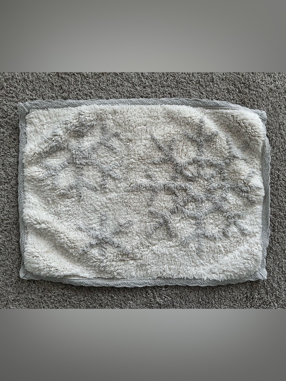 Wondershop Snowflake Microfiber Bath Mat - Light Gray ❄️
